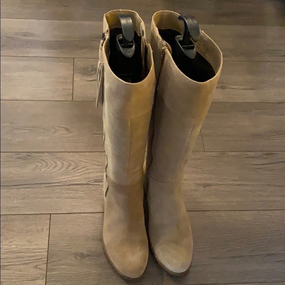 New beautiful suede boots w/tassel detail.